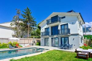 Aura luxury-Modern Stylish Central Holiday Villa For 6 Peeople