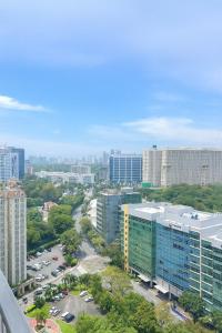 Cozy & Spacious 2BR Stay Near BGC - Home Theater