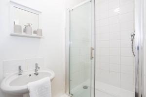 Modern 3 Bedroom Home with Parking in Southend