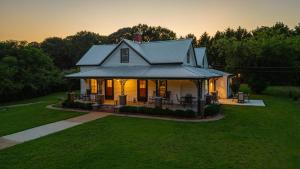 The Bulldog Farmhouse - 100 year old home