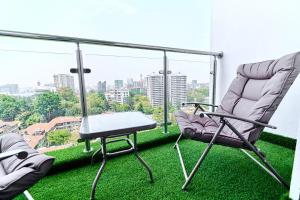 Orchid Residency 2BR, Pool, Gym & balcony views