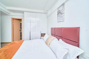 Orchid Residency 2BR, Pool, Gym & balcony views