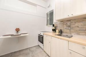 "Sunny & Stylish Apartment in Koukaki,Athens"