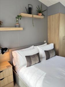 Padstow Holiday Base Bright Two Bedroom Lodge at Seven Bays