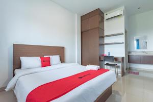 RedDoorz Plus near Kepri Mall