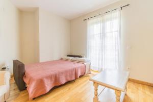 Charming Pyrenean Flat with Terrace, Views & Pool