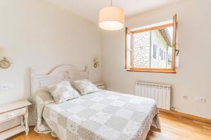 Charming Pyrenean Flat with Terrace, Views & Pool
