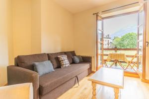 Charming Pyrenean Flat with Terrace, Views & Pool