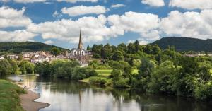 Spacious & stylish riverside apartment in Ross on Wye