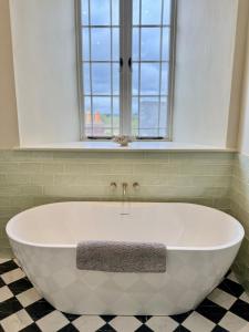 Spacious & stylish riverside apartment in Ross on Wye