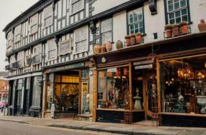 Spacious & stylish riverside apartment in Ross on Wye