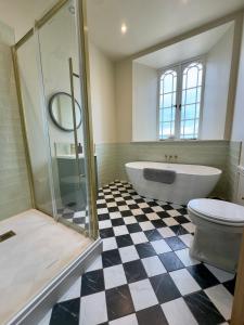 Spacious & stylish riverside apartment in Ross on Wye