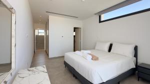 Aqua Beachfront Villas - Villa 2