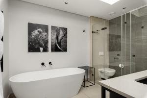 Luxury De Waterkant Stay with Private Hot Tub