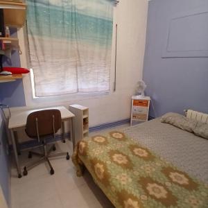 Habitación azul con cama doble disponible en Barcelona