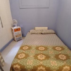 Habitación azul con cama doble disponible en Barcelona