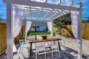 Las Olas Cabana - Close to Beach & Restaurants