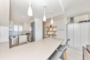 Dolphin Beach H205 Beachfront APT, Blouberg by HMH