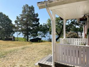 Modern Cottage with Lakeside Location and Idyllic Setting near Loftahammar