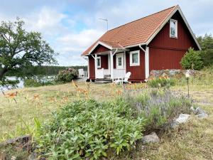 Modern Cottage with Lakeside Location and Idyllic Setting near Loftahammar