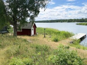 Modern Cottage with Lakeside Location and Idyllic Setting near Loftahammar