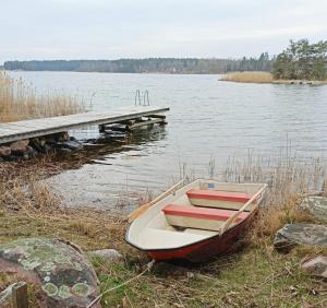 Modern Cottage with Lakeside Location and Idyllic Setting near Loftahammar
