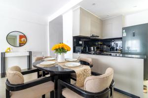 Cozy 2BR Kilimani with Workspace, GymSauna &Pool-Walk to Yaya Centre