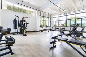 Cozy 2BR Kilimani with Workspace, GymSauna &Pool-Walk to Yaya Centre