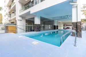 Cozy 2BR Kilimani with Workspace, GymSauna &Pool-Walk to Yaya Centre