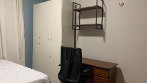 Quarto com ar condicionado e banheiro privativo