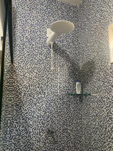 Quarto com ar condicionado e banheiro privativo