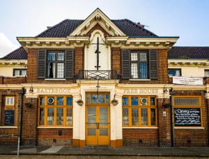 The Eastbrook Pub & Hotel