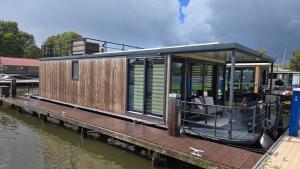 Castalia Houseboat met uitzicht over het Sneekermeer