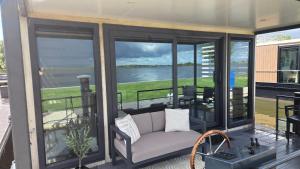 Castalia Houseboat met uitzicht over het Sneekermeer