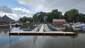 Castalia Houseboat met uitzicht over het Sneekermeer