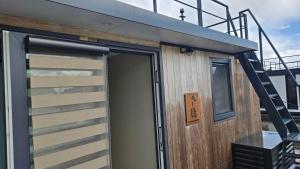 Castalia Houseboat met uitzicht over het Sneekermeer