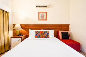FabHotel The Dayal - 24 kms from Delhi Gate, 5 kms from Agra Fort