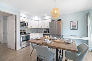 Sea Angel - Pet Friendly, Located in Siesta Key Village, Steps to Siesta Key Beach!