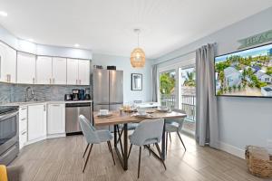 Sea Angel - Pet Friendly, Located in Siesta Key Village, Steps to Siesta Key Beach!