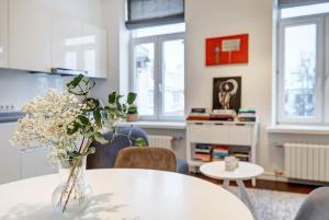 Domillion 2bdr Bright&Central apt PA227