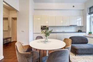 Domillion 2bdr Bright&Central apt PA227