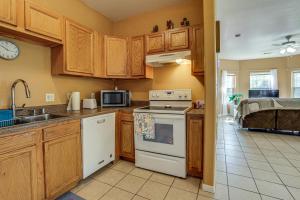 11 Mi to Dtwn Houston Pet-Friendly Home with Yard!