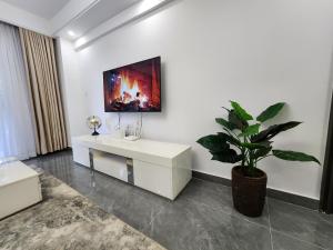 Cozy and homely 2-Bedroom Furnished Suite near Riverside square at Winchester Gardens Riverside Drive