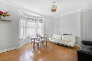 First floor 1 bed apartment with lounge and kitchen