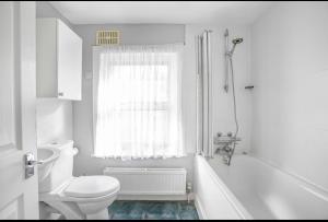 First floor 1 bed apartment with lounge and kitchen