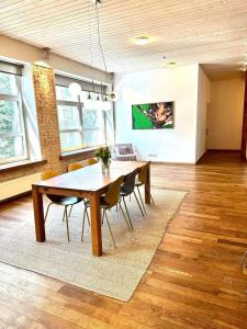 Domillion Huge Newtown 3 bdr apt Se16F