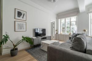 Domillion 3bdr 2 baths Bright and Spacious apt P99