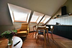 Domillion New Modern Old town apt 14 ppl U2C2