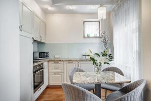 Domillion New Old Town Amber 1bdr Z1B4