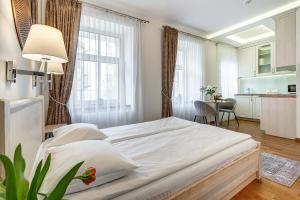 Domillion New Old Town Amber studio Z1B3